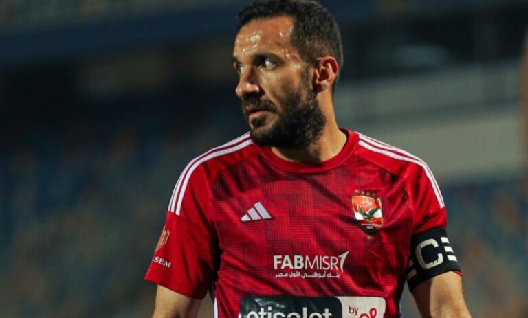 علي معلول لاعب كرة القدم التونسي في ملابس النادي الأهلي أثناء مباراة