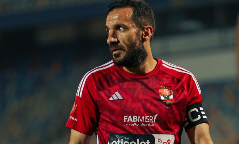 علي معلول لاعب كرة القدم التونسي في ملابس النادي الأهلي أثناء مباراة