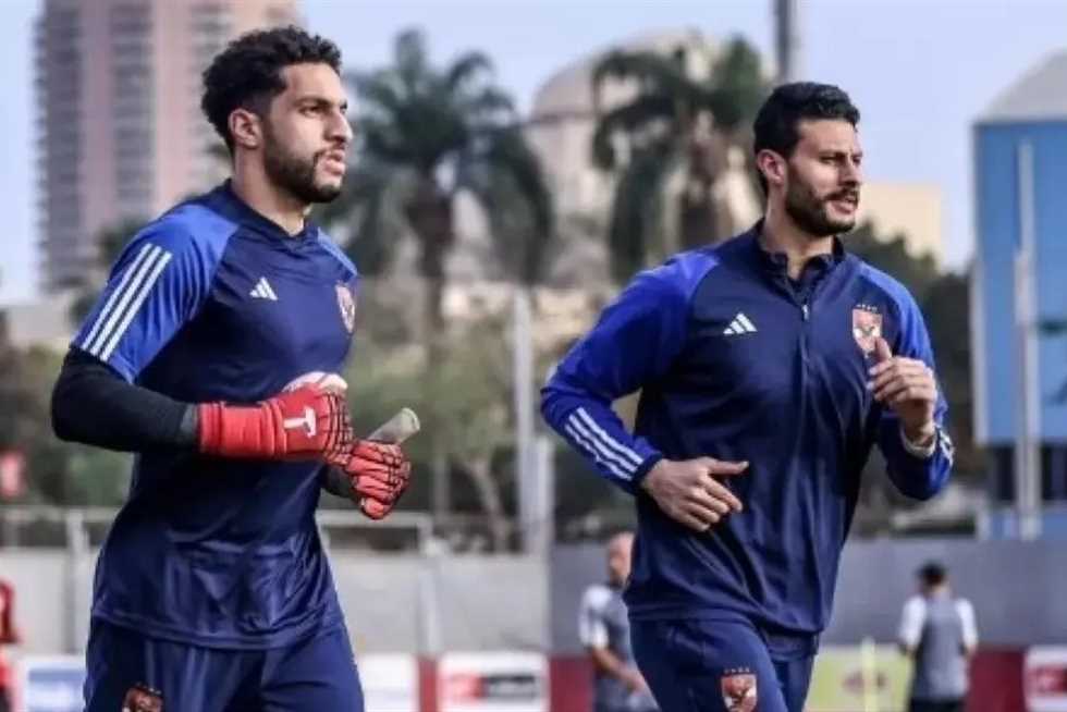 المدرب خوسيه ريفيرو مع الحارسين مصطفى شوبير ومحمد الشناوي خلال تدريب الأهلي