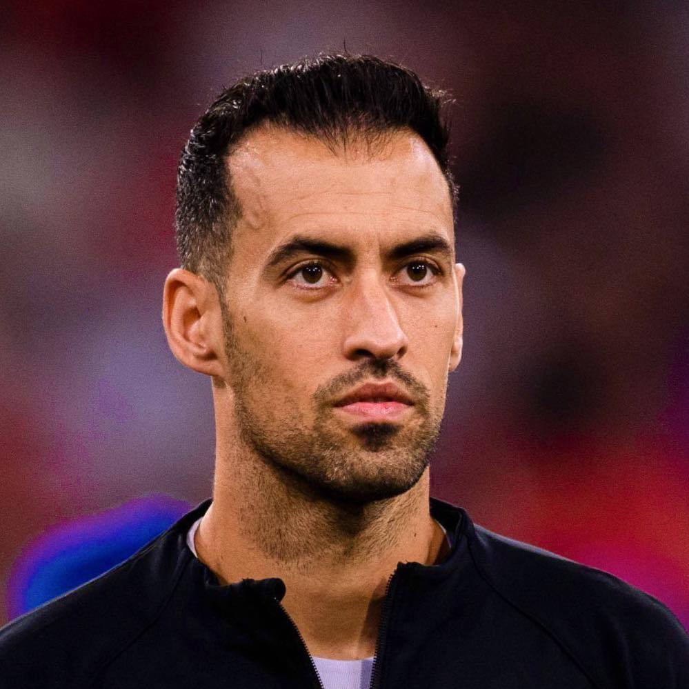 سيرجيو بوسكيتس لاعب وسط فريق برشلونة خلال مواجهة قوية مع فريق الأهلي