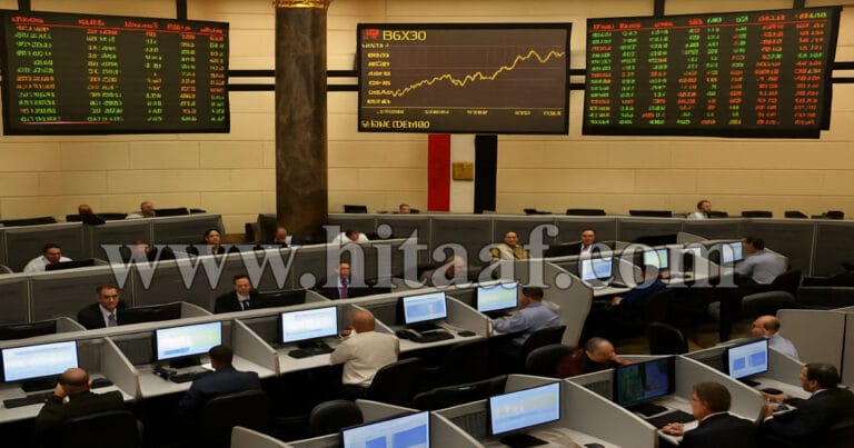 مشهد من داخل البورصة المصرية يظهر المتداولين أمام شاشات تعرض صعود المؤشر EGX30