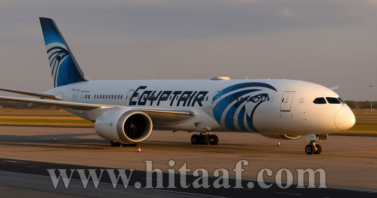 طائرة تابعة لشركة مصر للطيران تقف على أرض المطار بعد إلغاء الرحلات من القاهرة إلى دول الخليج
