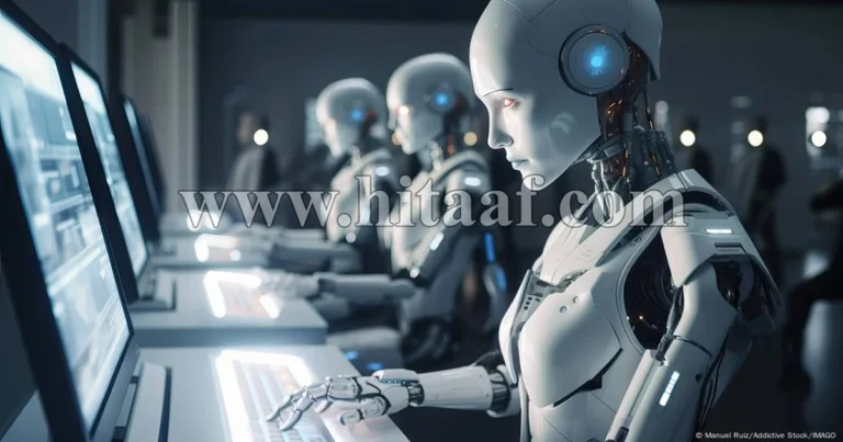 الذكاء الاصطناعي، روبوت ذكي يعمل بجوار إنسان داخل بيئة رقمية مستقبلية