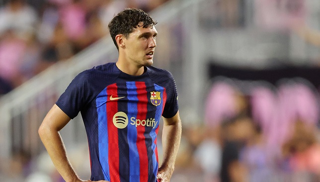 كريستنسن مدافع برشلونة خلال مواجهة في الليغا